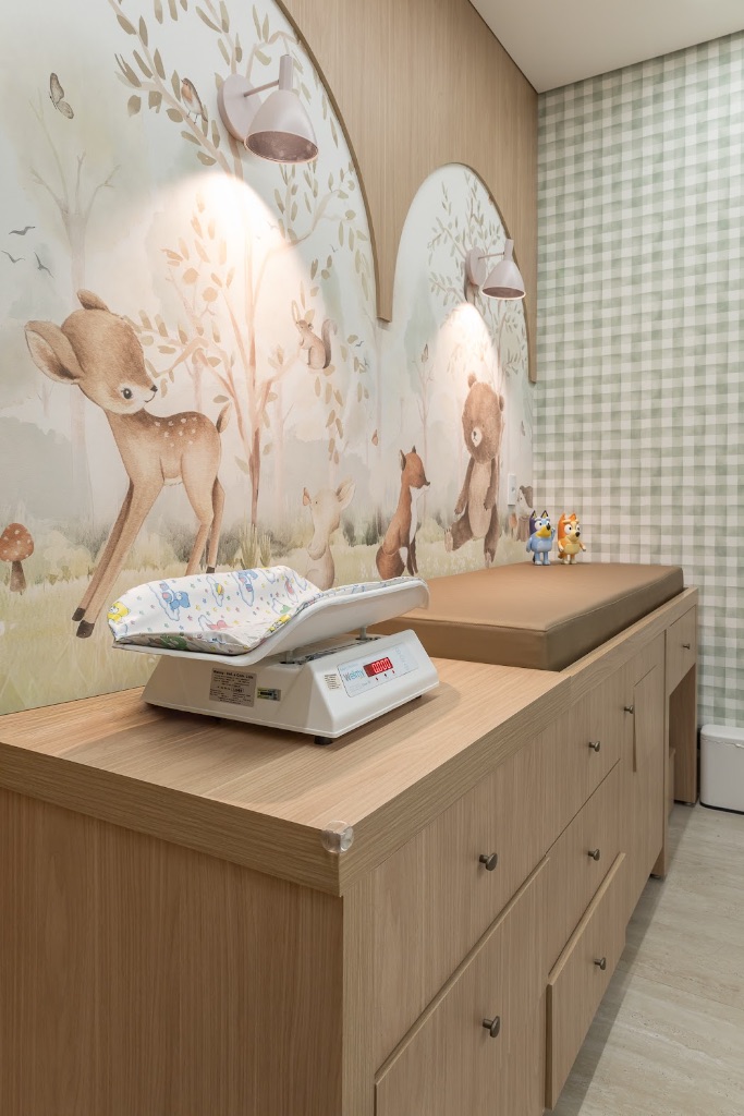 Sala de pediatria — trocador e balança infantil, Clínica Hercos Fatureto