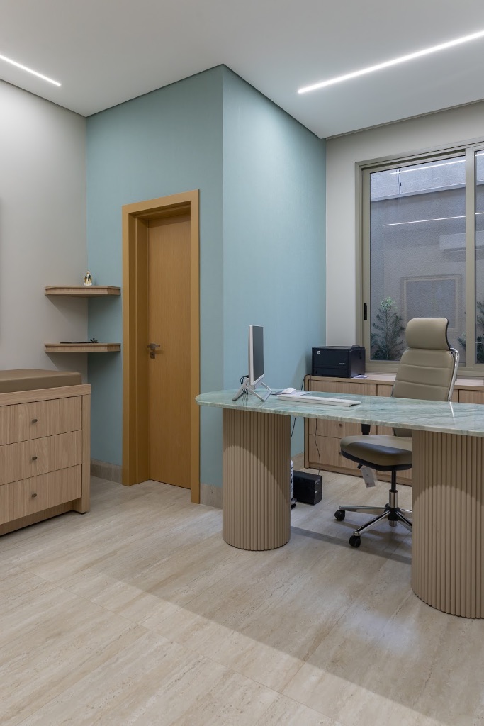 Consultório médico com mesa de mármore, Clínica Hercos Fatureto